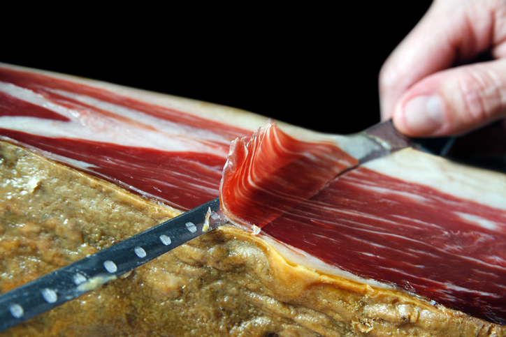 Maestros cortadores españoles enseñan el arte del jamón a chefs parisinos