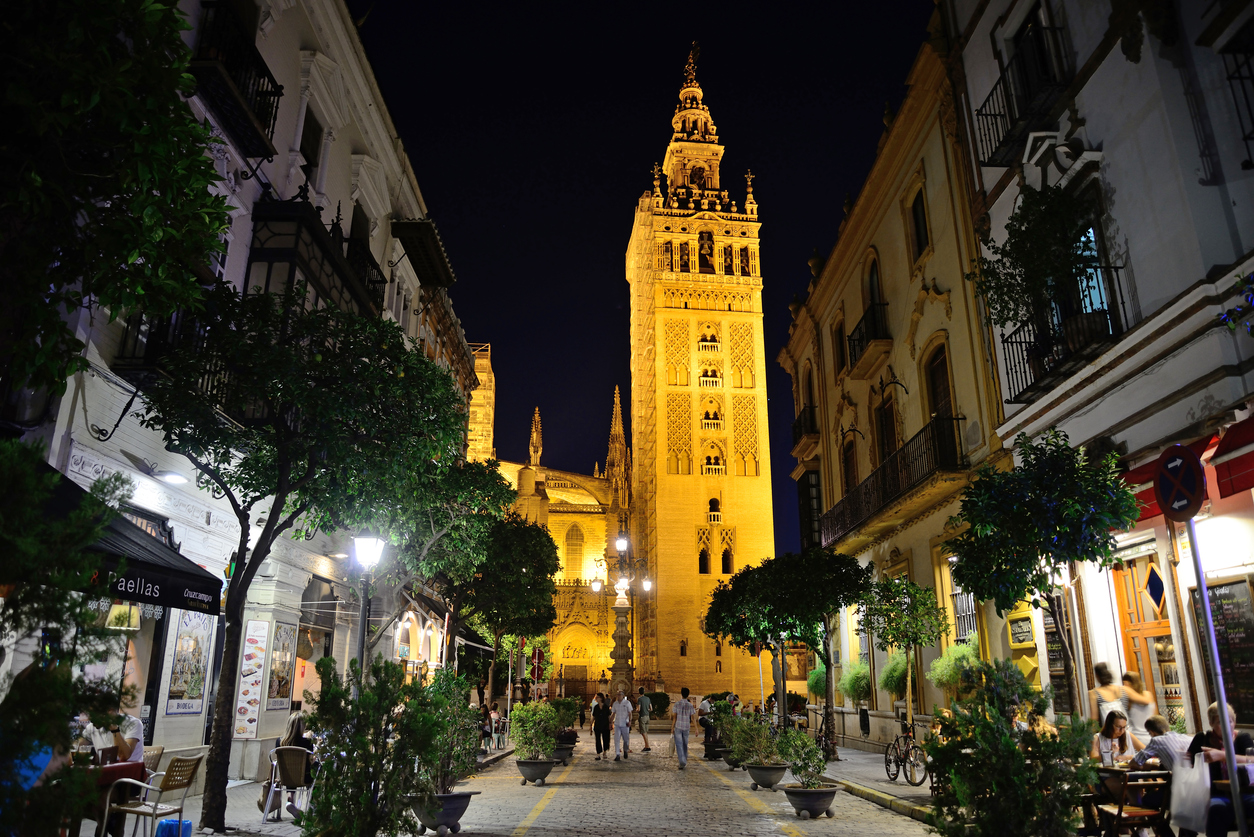 Calle Mateo Gagos with La Giralda de Sevilla in the background.