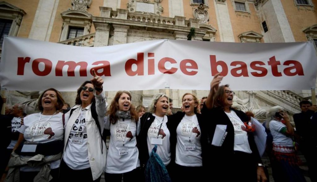 Cientos de romanos se concentraron ante el abandono de la capital italiana