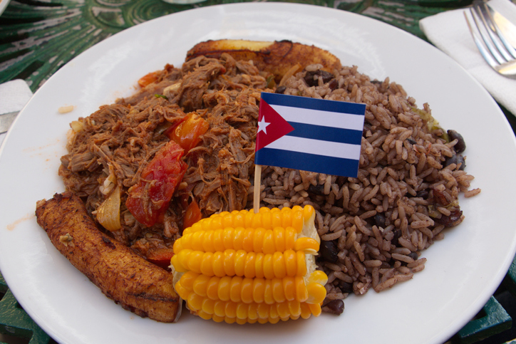El lechón y la ropavieja cubana llegan a Bélgica, el país de los mejillones