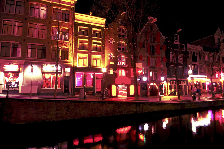Ámsterdam prohíbe las visitas guiadas al Barrio Rojo para “limpiar” la zona