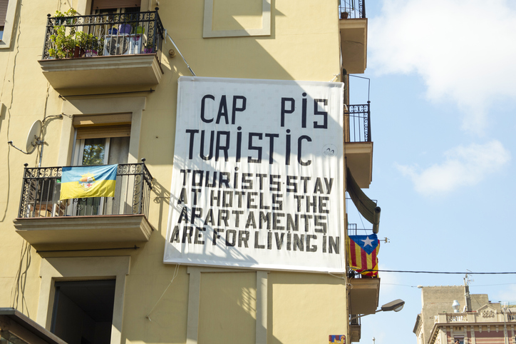 Barcelona cierra 4.900 pisos turísticos ilegales desde 2016 y recorta 95% oferta