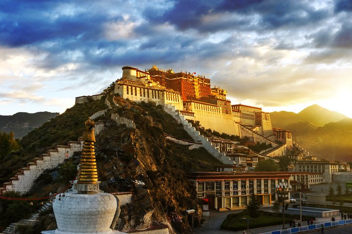 No head for heights: China defends Tibet travel restrictions