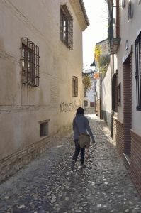 mujer-caminando-por-Albaicin-granada