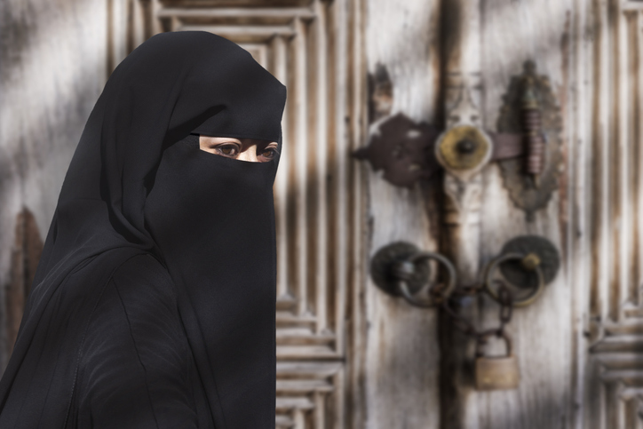 Sri Lanka bans face veils after attacks by Islamist militants