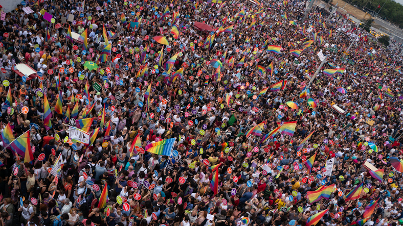 Cuba anuncia nuevo hotel LGTBI en medio de polémica por desfile gay cancelado