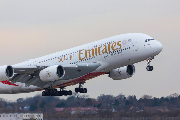 Beneficio de aerolínea Emirates cae un 69 % por el alto precio del petróleo