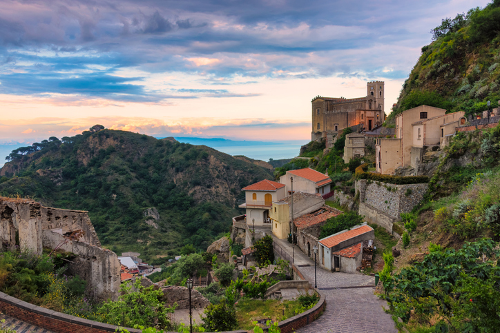 Foreigners stage ‘positive invasion’ of Sicily in one-euro home sale