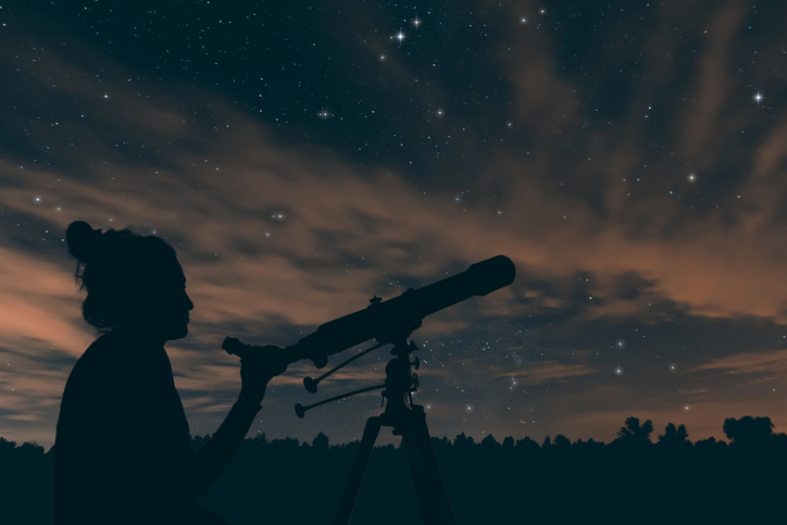 parques-estelares-chica-mirando-estrellas