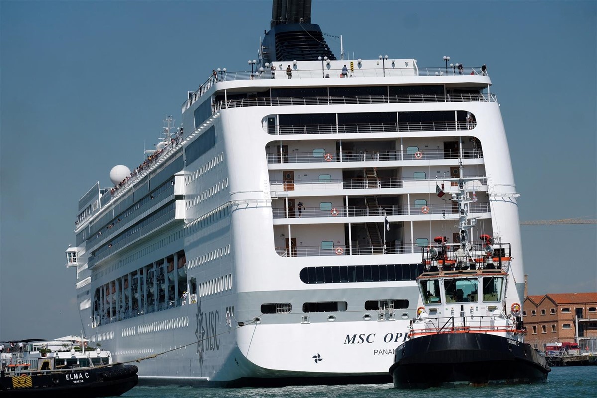 Un crucero choca con un barco turístico en Venecia sin dejar heridos graves