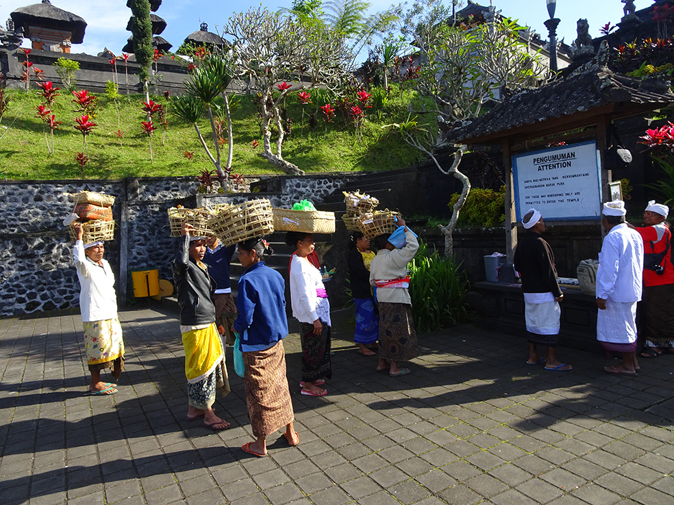 entrada_templo_madre_bali_indonesia