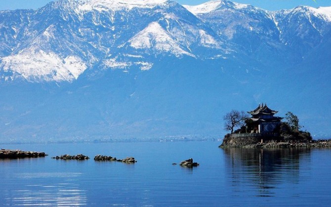 Picture perfect: Chinese tourists flock to lake to recreate viral photos
