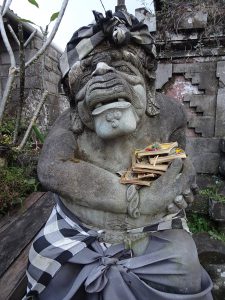escultura_con_ofrendas_templo_bali