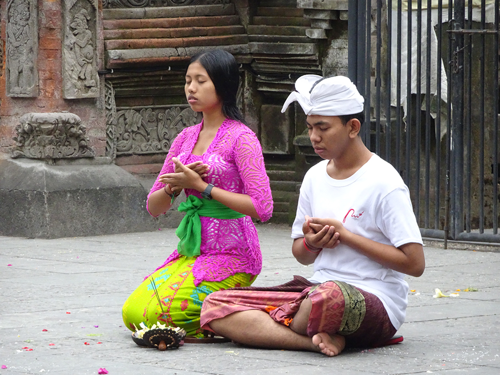 fieles_oracion_templo_indonesia