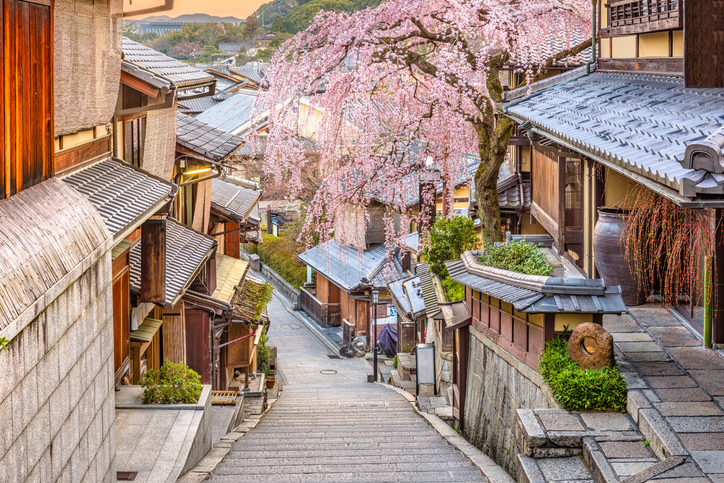Japón lucha por adaptarse a la creciente ola turística a un año de los JJOO