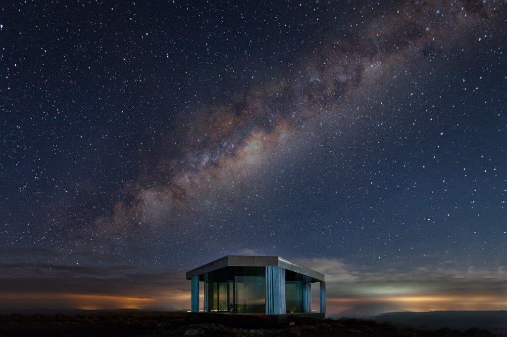 la-casa-del-desierto-de-noche