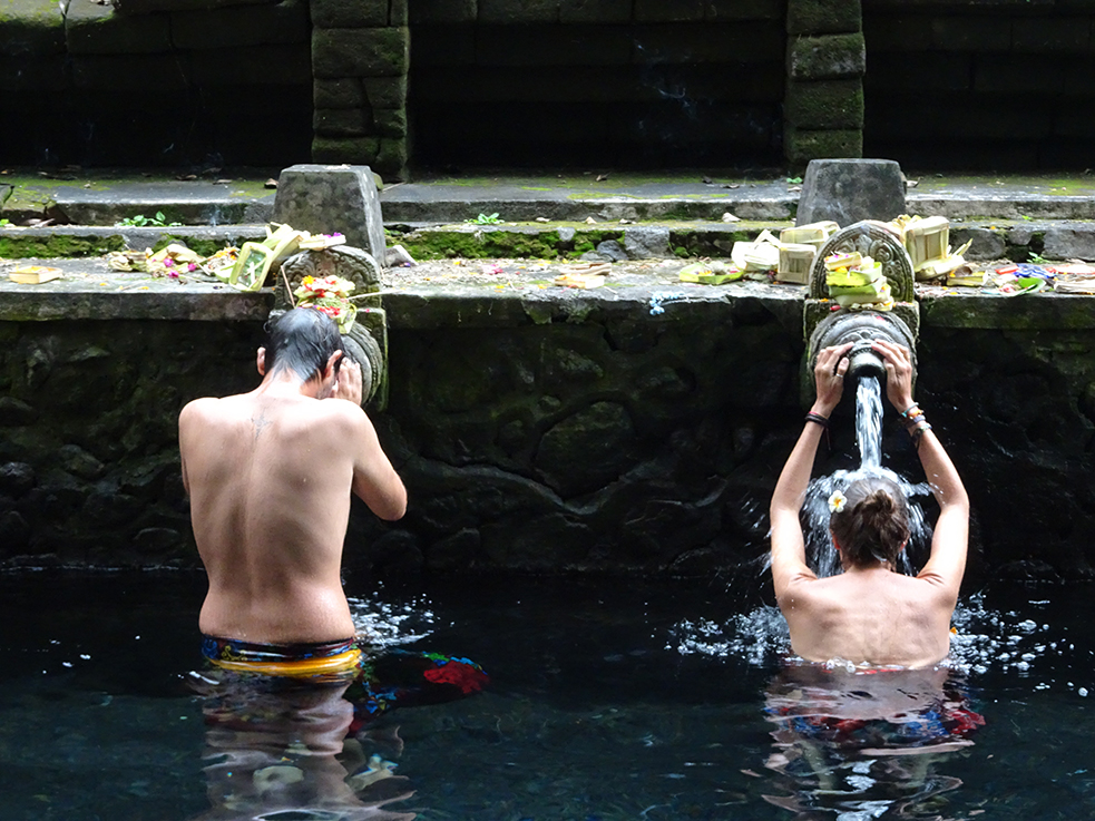 ritual_purificacion_pura_tirtha_empul_bali_indonesia