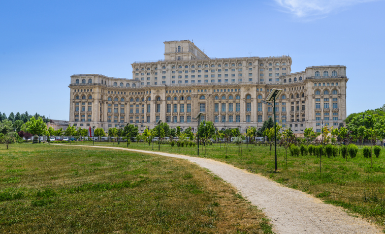 Palacio-del-pueblo-edificio-del-parlamento-rumano-de-bucarest