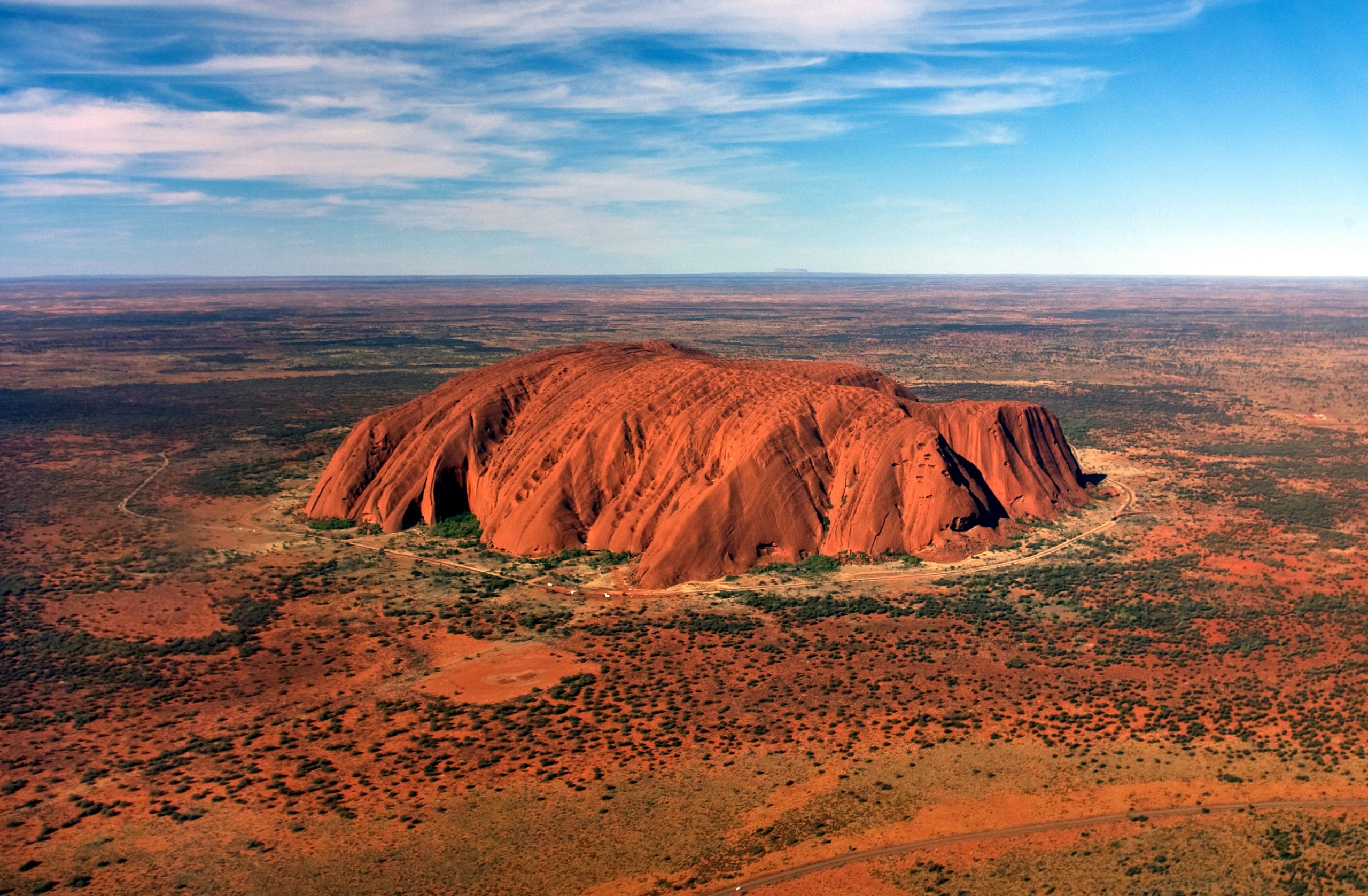 Turismo y basura provocan una crisis en el monolito sagrado de Australia