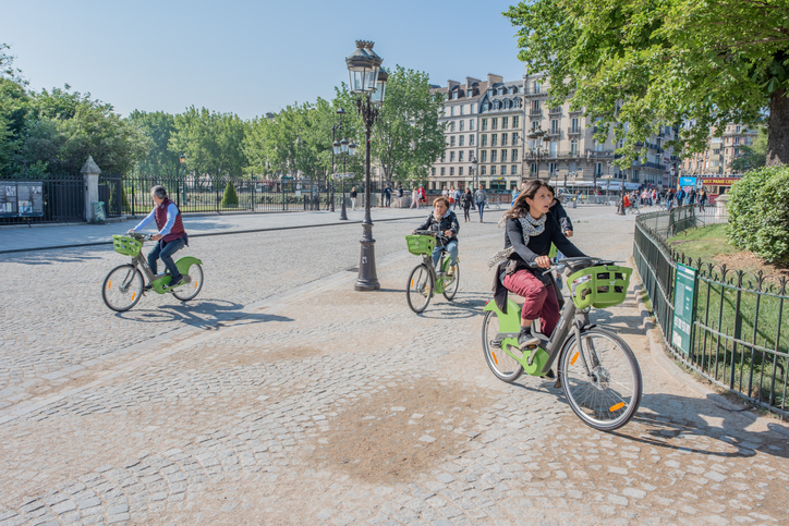 Paris says tourist buses no longer welcome in city centre