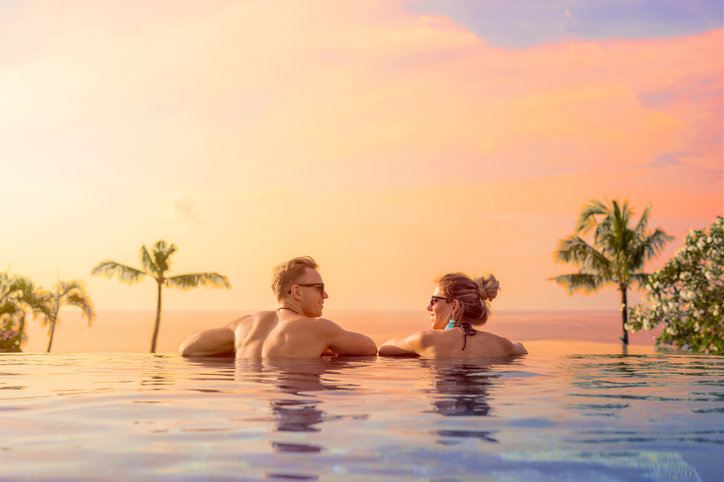Hoteles “solo para adultos”: una oferta turística en el limbo legal