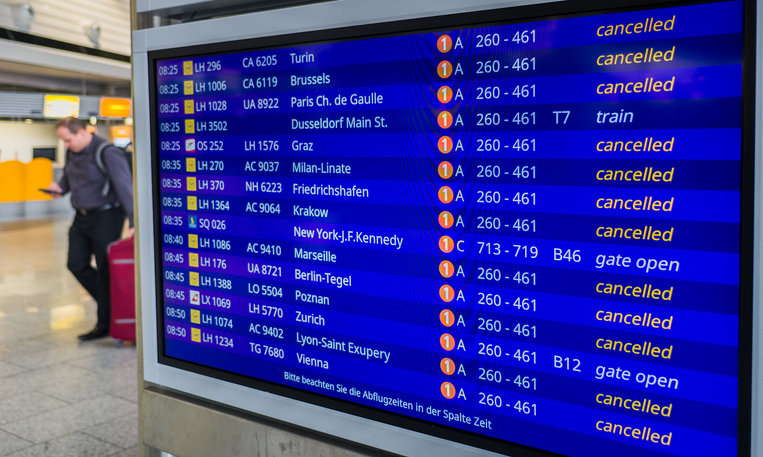 Sindicatos de tripulantes de cabina y Ryanair, citados mañana en el Sima