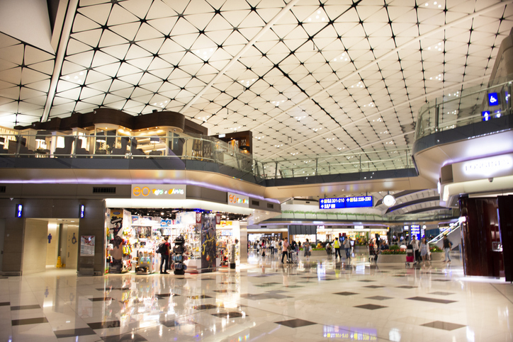 Manifestantes de Hong Kong se disculpan con viajeros por paralizar aeropuerto