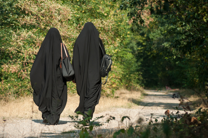 Saudi Arabia implements end to travel restrictions for Saudi women