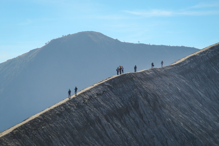  turistas-paseando-parque-nacional-del-bromo