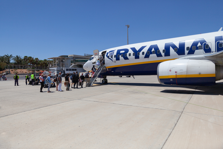 Gobierno pide a Ryanair un plan de cómo conectará Canarias tras cerrar bases