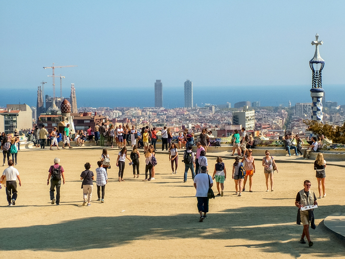 España bate récords de turistas y gasto pese a desaceleración de Reino Unido