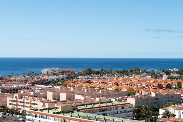Defensor: Canarias debe respetar uso residencial de apartamentos o indemnizar