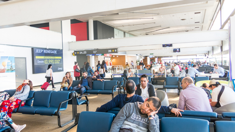 Cientos de viajeros atrapados por toque de queda en el aeropuerto de Santiago