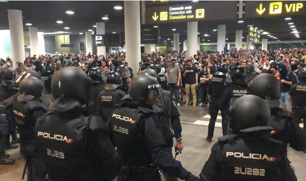 Frustración, indignación y miedo entre turistas atrapados por las protestas en El Prat