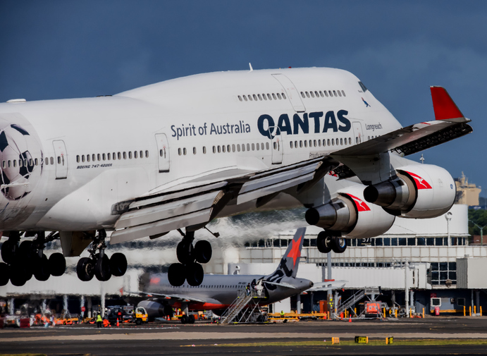 Qantas revisa 33 Boeing 737 tras descubrir grietas en avión del mismo modelo