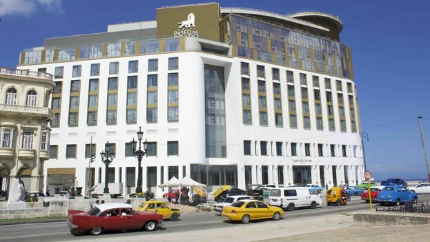 Díaz-Canel y Raúl Castro inauguran un nuevo hotel de lujo en La Habana