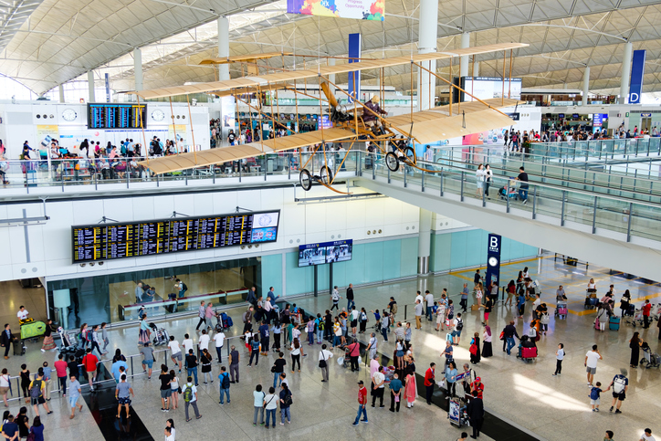 El aeropuerto de Hong Kong registra su mayor caída de pasajeros en una década