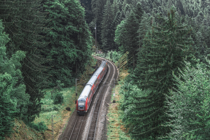 El tren le gana la carrera ecológica al avión