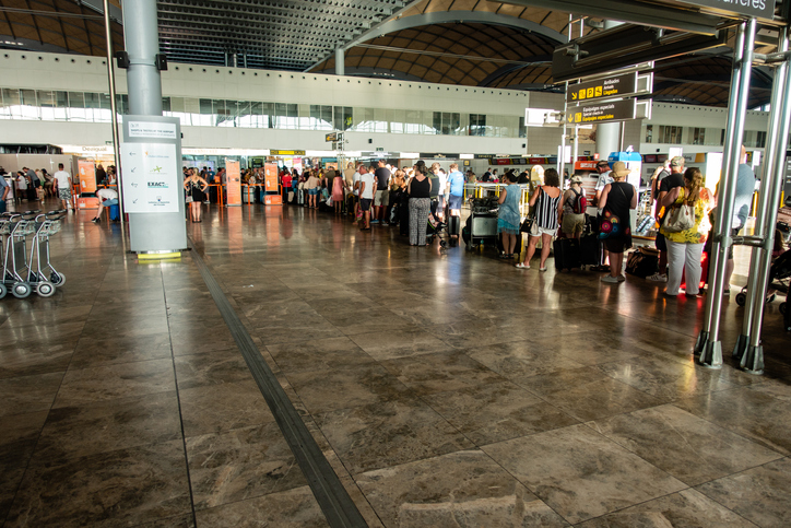 Más de 30.000 afectados de 160 vuelos por el cierre del aeropuerto Alicante