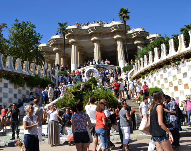 Turistas de largo radio gastaron un 18 % más en Barcelona pese a disturbios