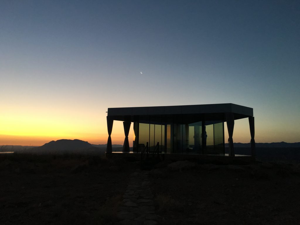 anochecer-casadel-desierto