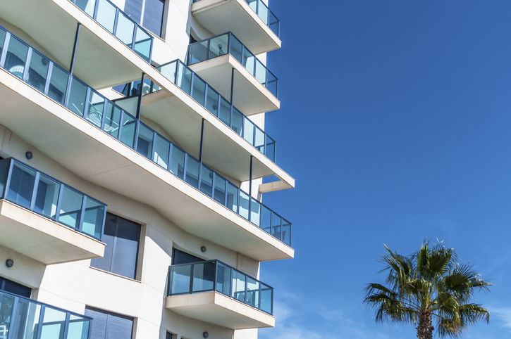 Baleares aprueba, sin Vox, la ley contra el turismo de borrachera y balconing