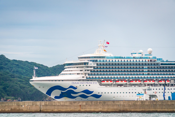 Japón dejará a pasajeros mayores abandonar el barco afectado por coronavirus