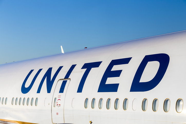 U.S. airlines extend China flight cancellations into late April
