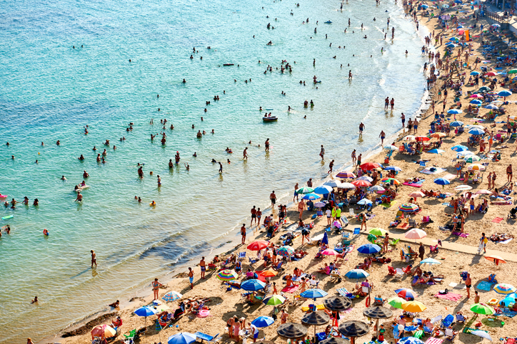 España bate récords de turistas pese a la caída de los principales emisores