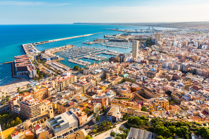 La Costa Blanca acapara el 57 % de la actividad turística valenciana en 2019