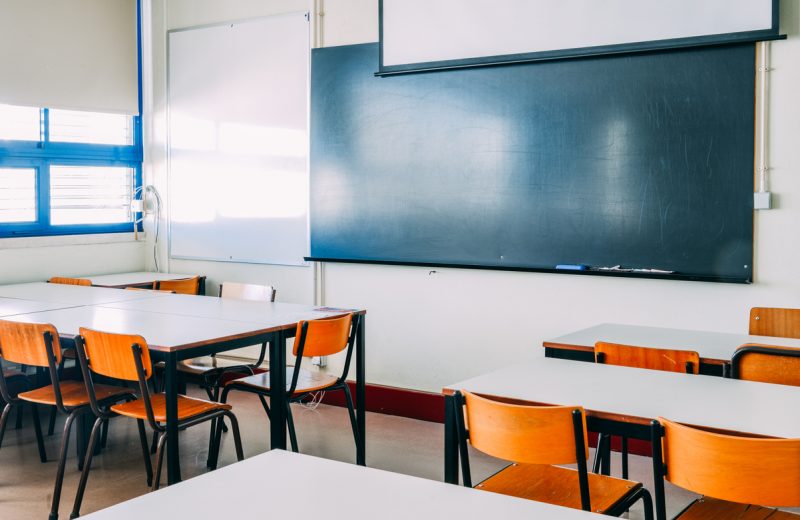 Portugal cierra colegios y discotecas y pone límites en restaurantes