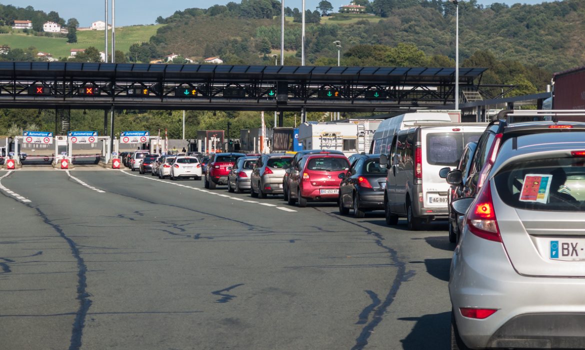 Casi 90 países cierran total o parcialmente fronteras por covid-19