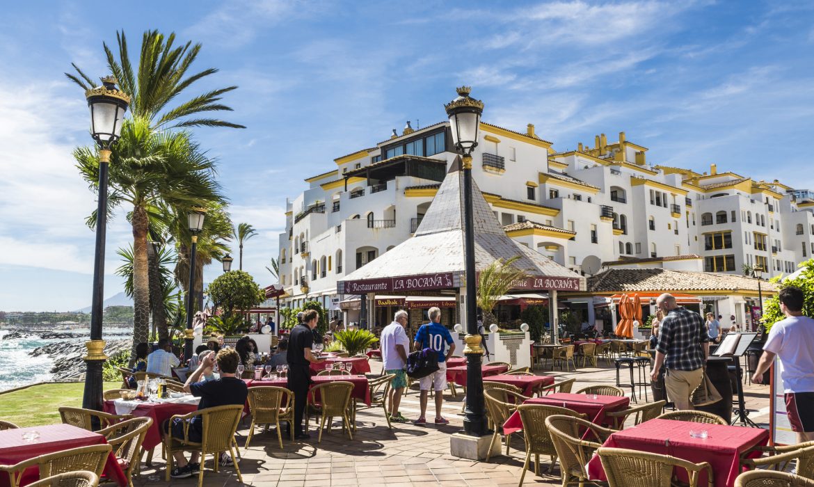 Los hosteleros creen que las terrazas podrían abrir entre el 10 y 25 de mayo
