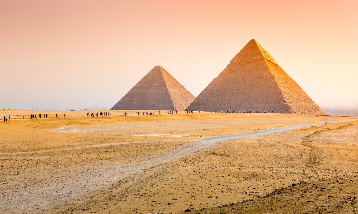 Egipto se asoma a turismo posCOVID-19 con médicos en hoteles y sin mesas bufé